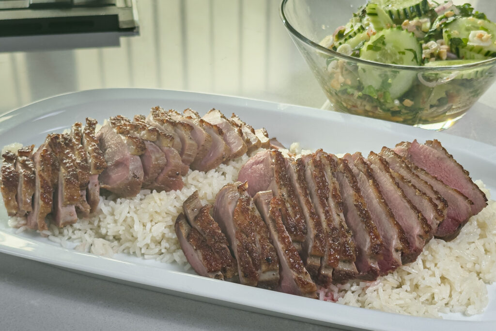andebryst med kokosris og agurksalat