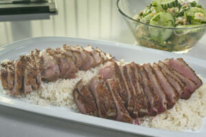 Andebryst med kokosris og agurksalat