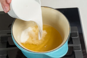Kokosris blandes med vann og kokosmelk