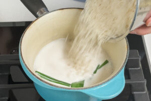 Jasminris blandes med kokosmelkblanding