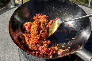 Khua kling moo – tørr curry med svinenakke Khua kling kjøtt i wok