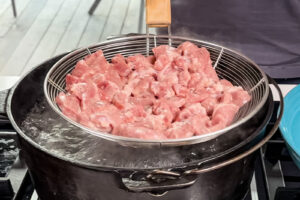 Moo manao – thailandsk svinekjøtt med lime og chili Moo manao - kjøttet skal i kokende vann