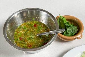 Moo manao – thailandsk svinekjøtt med lime og chili Moo manao - dressingen klar