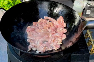 Pad kwang tung gai - kyllingbiter i wok