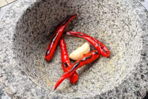 Thai chili og hvitløk i morter
