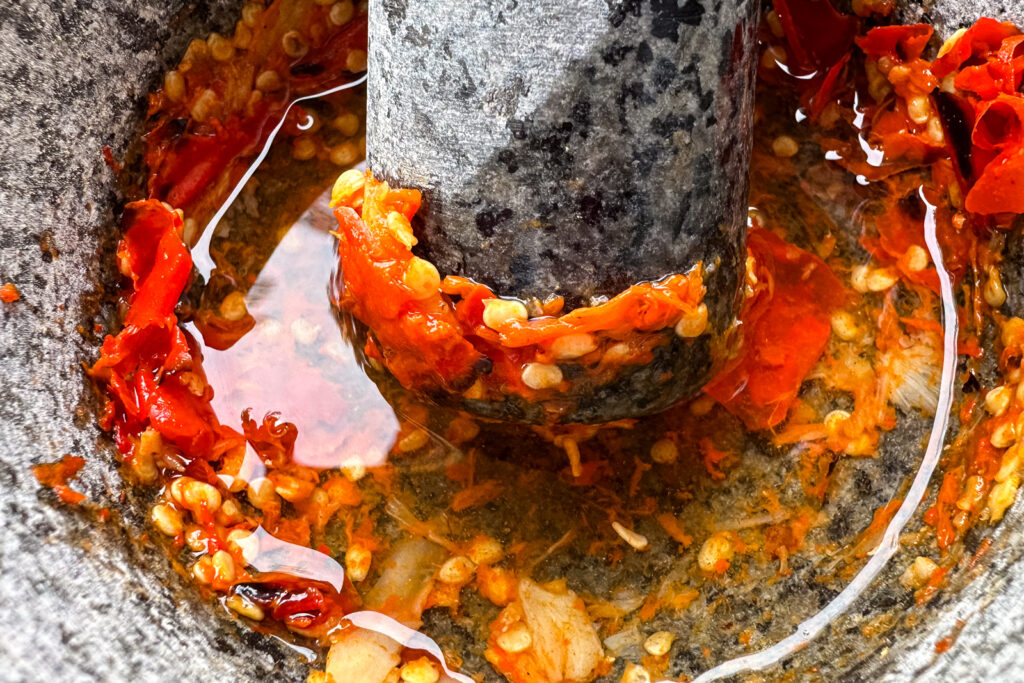 chili og hvitløk med eddik i morter