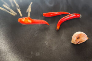 t&oslash;rrsteking av chili og hvitl&oslash;k
